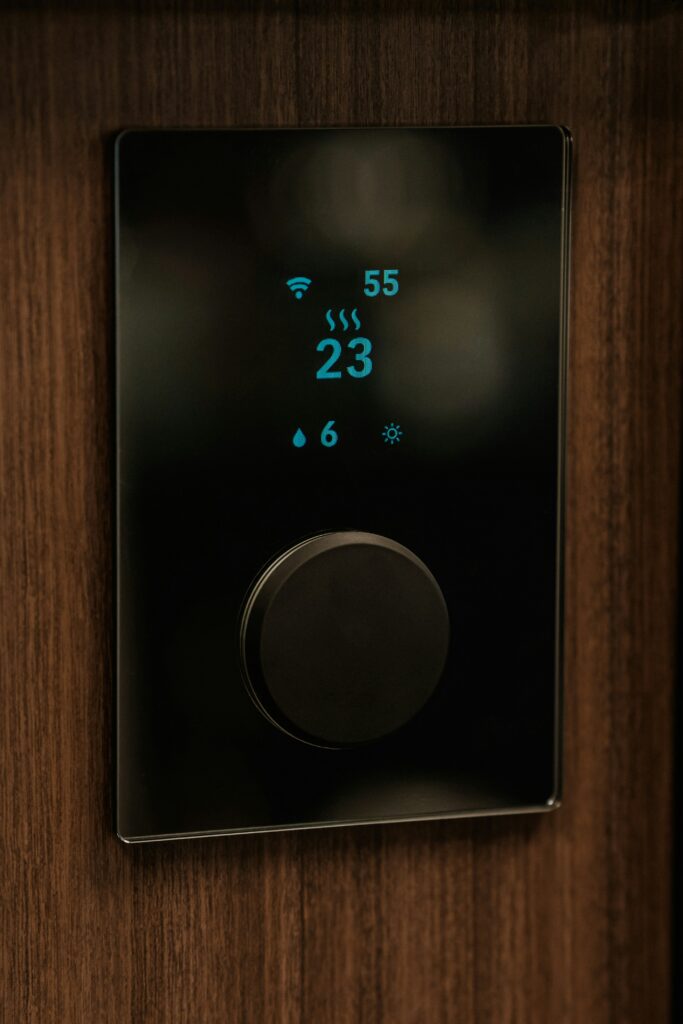 Termostato inteligente instalado en pared de salón moderno